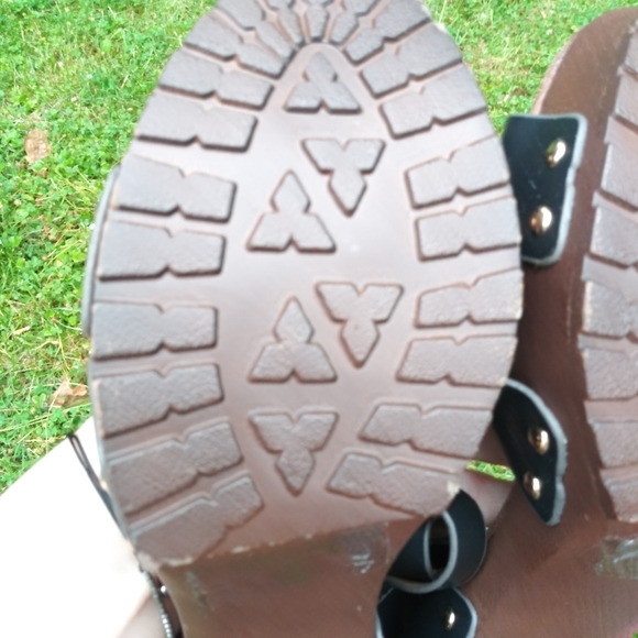 NWT from TBN Black Gemma strapped chunk heel - Picture 5 of 10